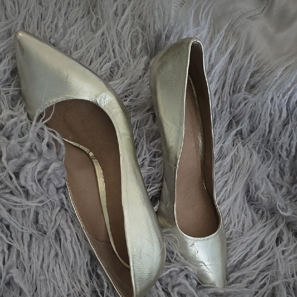 Elegant Gold Women's Flats